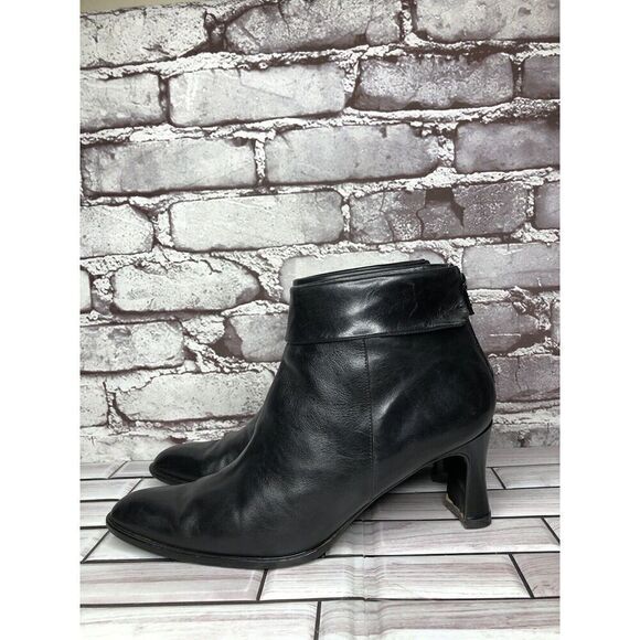 Amalfi Italy Black Leather Back Zipper Heel Ankle Booties Women Sz 8.5B US/39EU - Picture 1 of 16